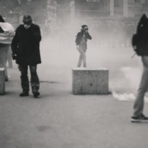 【催淚彈】為你拆解成份、對人體的影響及清潔方法 ！