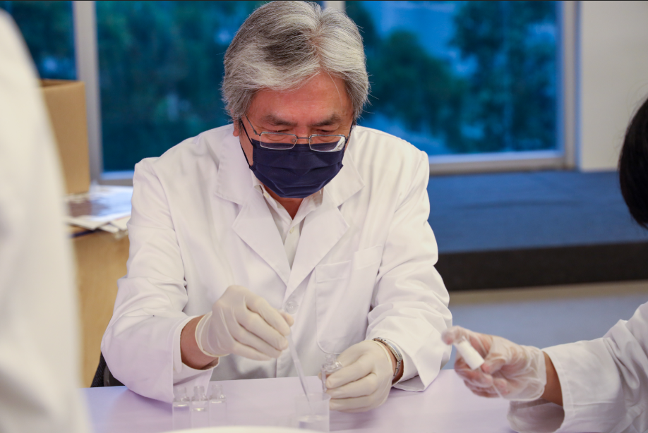 曾俊華先生與Bowtie團隊製造酒精搓手液