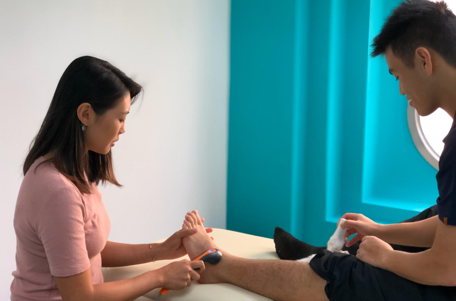 常見的物理治療方式包括手力治療、超聲波、干擾波治療等