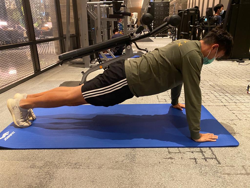 肩寬掌上壓-動作1