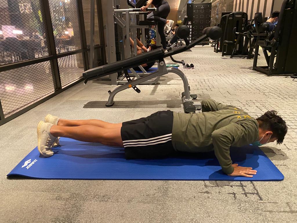 肩寬掌上壓-動作2