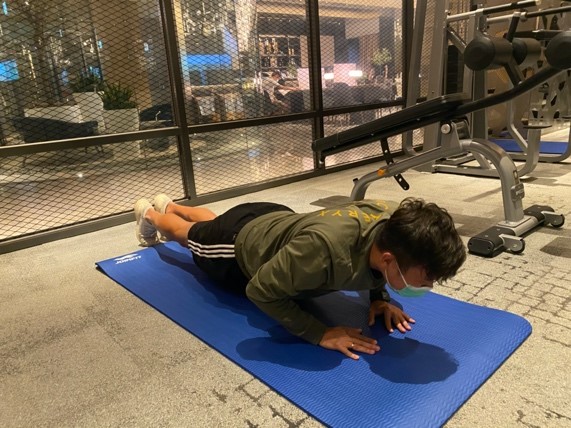 窄距掌上壓-動作2