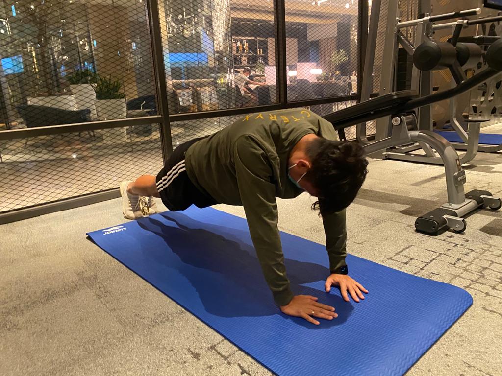 窄距掌上壓-動作1