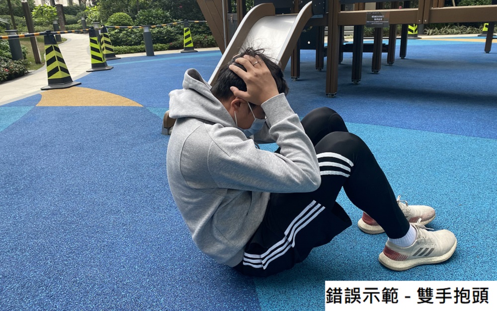 Sit Up錯誤示範 - 雙手抱頭2