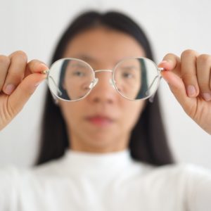 【散光】遺傳是主因？即睇症狀、成因、治療及在家測試！