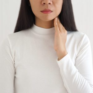 【扁桃腺結石】有口氣，喉嚨有異物感? 一文了解症狀及治療方法