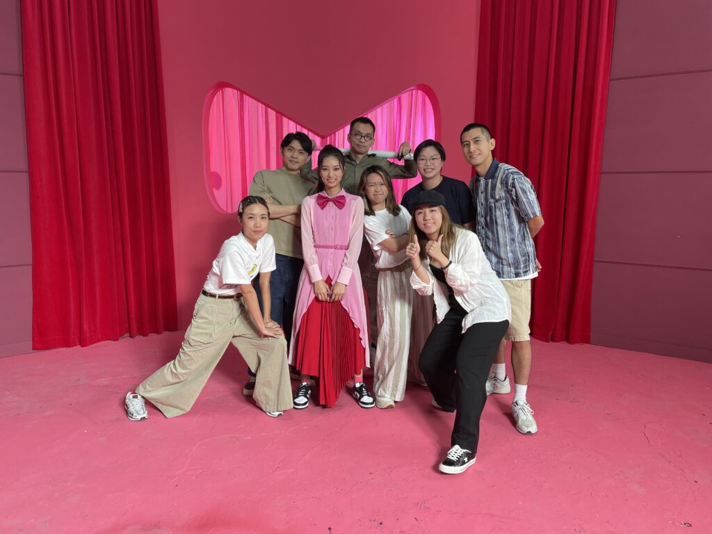 製作團隊與 Kayan 完成拍攝後嚟個大合照