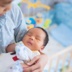 【初生嬰兒】新手父母必睇！所需用品、奶量、尿片、沖涼、睡覺、打針等全方位指南