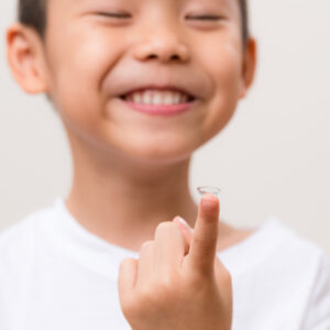 【OK 鏡/角膜矯形術】夜晚戴有效控制小朋友近視？比較成效及副作用