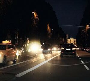 【安全駕駛】夜間專用鏡片為你帶來清晰視力，抵擋昡光，無懼天雨路滑！