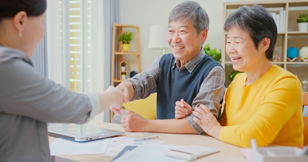 【安老按揭】逆按揭有冇搵笨？申請條件、流程、收費（附優點與風險）