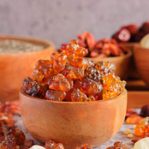 【桃膠】是什麼？功效、禁忌及處理方法一覽（附糖水食譜）