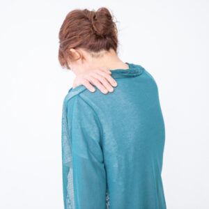 【駝背】定義及成因是甚麼？教你用睡姿矯正駝背