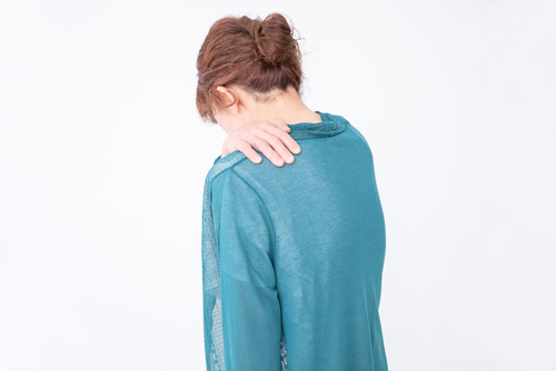 【駝背】定義及成因是甚麼？教你用睡姿矯正駝背