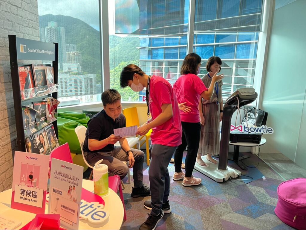 圖為 Philip Morris Asia Limited 員工參與 Bowtie 設計的健康活動。
