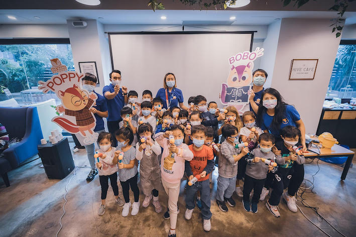 圖為 Big Bang Academy 團隊與學生的合照。