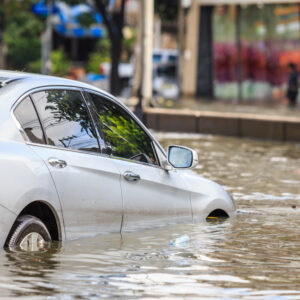 【黑雨/紅雨】水浸壞車，邊款汽車保險有得賠？