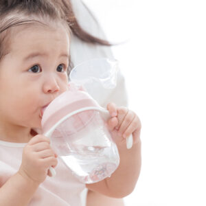 【BB飲水】4個月定6個月先可以飲水？飲水量幾多先夠？