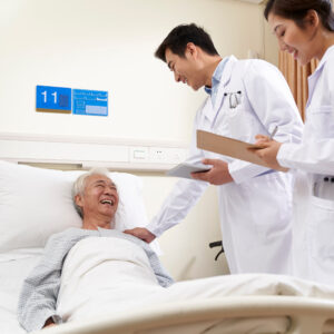 政府提供長者免費醫療保險屬假消息？自己買自願醫保其實唔貴！