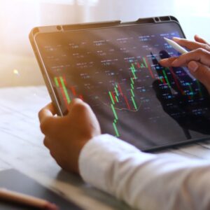 美股QQQ介紹：適合月供長期投資？同VOO、TQQQ有咩分別？