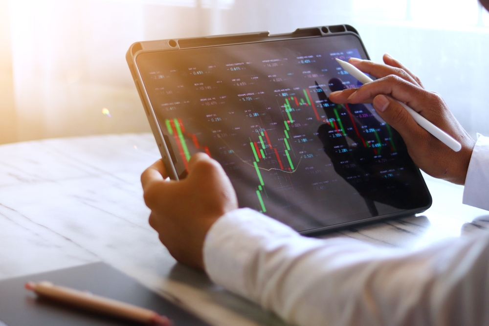 美股QQQ介紹：適合月供長期投資？同VOO、TQQQ有咩分別？