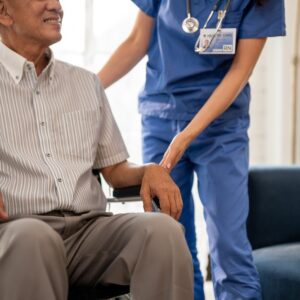 【上門護理 vs 老人院】邊樣較適合長者？