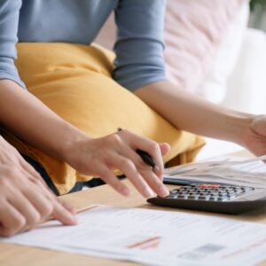 【中產定義】香港中產家庭收入是多少？開支分佈又是如何？