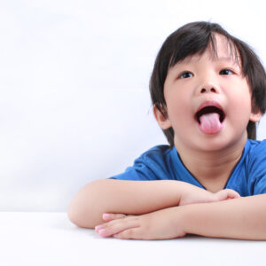 中醫角度如何從舌頭看健康狀況？舌診作用、舌象檢查方法（附改善濕氣重建議）