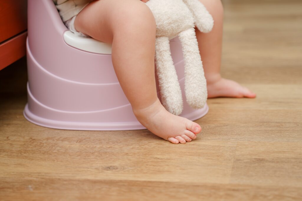 【BB便便】排便幾多次算正常？不同顏色／形狀代表什麼？