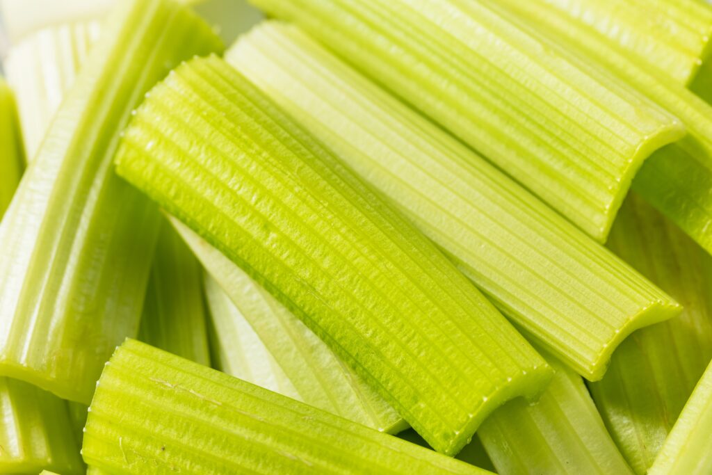 【芹菜】7大功效、好處、食用禁忌（附營養＋卡路里）