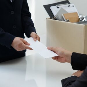 【公司裁員】如何實現和平解僱？5 大 HR 必備策略（附解僱信範本）