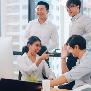 【2025 薪酬報告】HR 應變 3 策略：經濟低迷下穩固軍心、招募人才