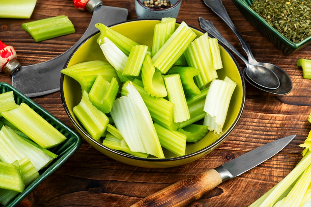 【西芹】了解6大功效、卡路里、食用禁忌（附營養及食譜）