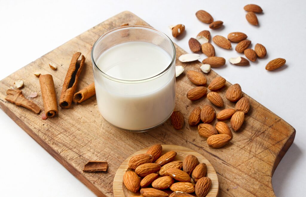 【杏仁奶】了解6大功效、卡路里、食用禁忌（附營養及食譜）