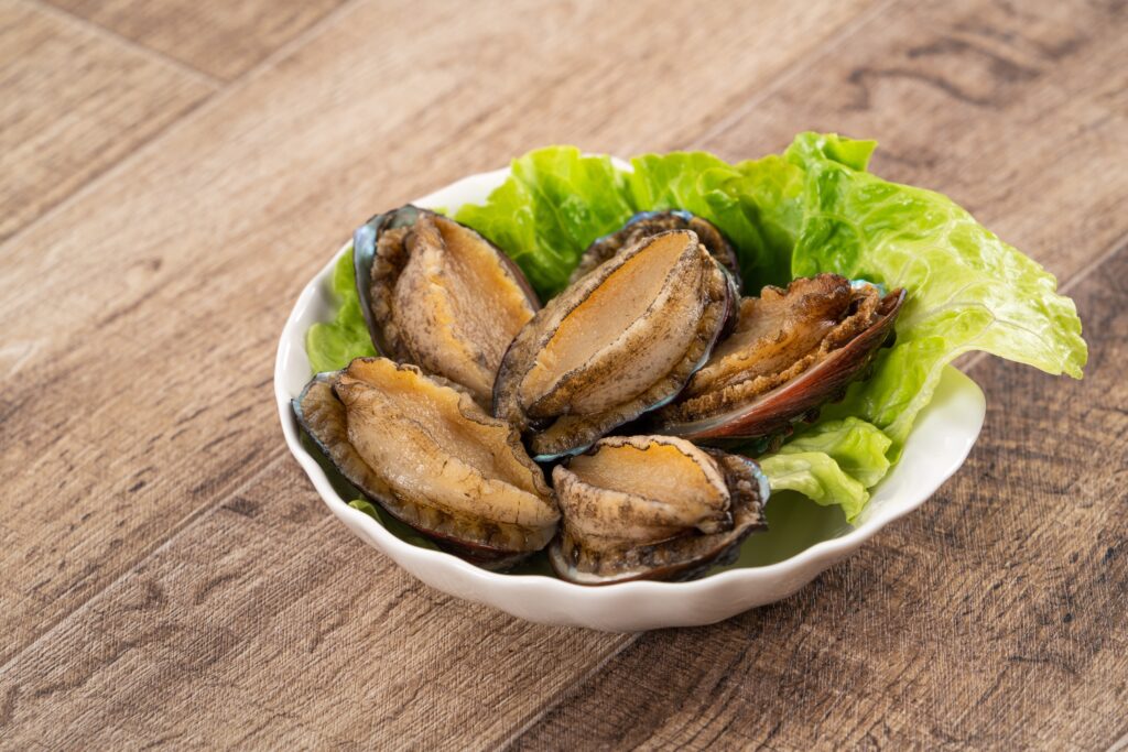 【鮑魚】了解6大功效、卡路里、食用禁忌（附營養及食譜）